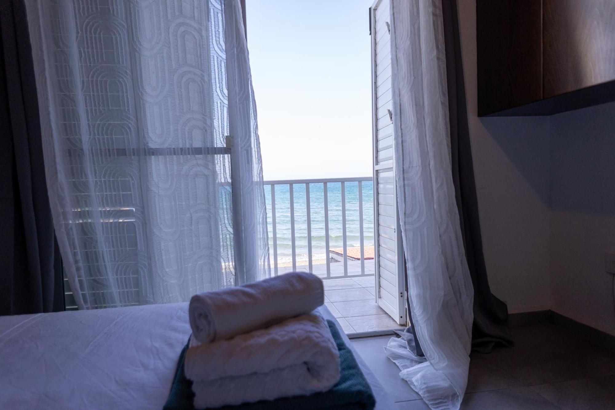 Beach House At Seafront Villa Meneou Eksteriør bilde